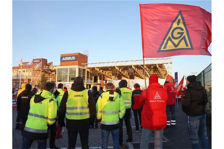 Laut IG Metall haben sich mehr als 14.000 Beschäftigte an den Warnstreiks an sechs deutschen Standorten von Airbus beteiligt. Foto: Bodo Marks/dpa