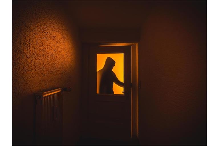 Laut Innenminister Horst Seehofer ist die Zahl der Einbrüche zwischen 2015 und 2018 um 42 Prozent gesunken. Foto: Nicolas Armer/dpa/Illustration