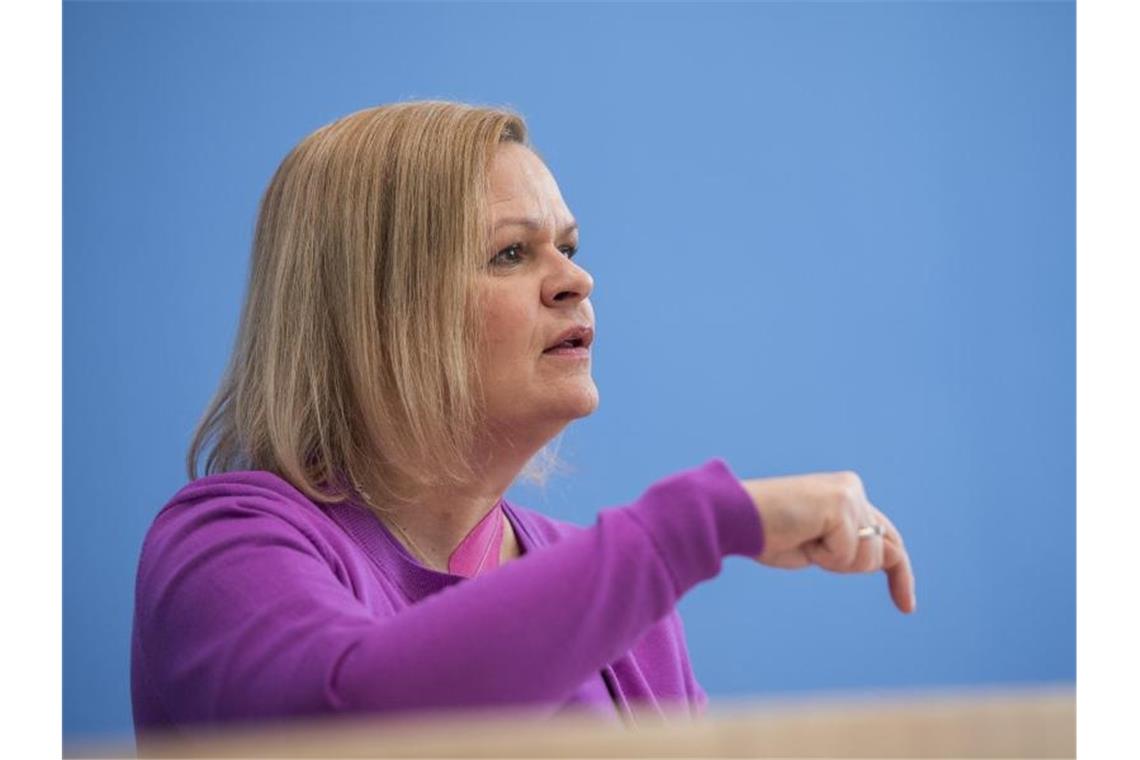 Flüchtlinge aus Ukraine: Faeser will mehr EU-Solidarität Laut Innenministerin Nancy Faeser ist Deutschland heute besser aufgestellt als bei früheren Fluchtbewegungen. Foto: Christophe Gateau/dpa