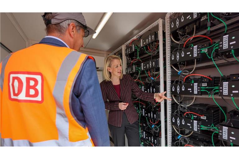 Laut Katrin Habenschaden, Nachhaltigkeitschefin der Deutschen Bahn, kann mit Solaranlagen und Batteriespeichern rund ein Viertel des Strombedarfs im Leipziger Werk gedeckt werden.