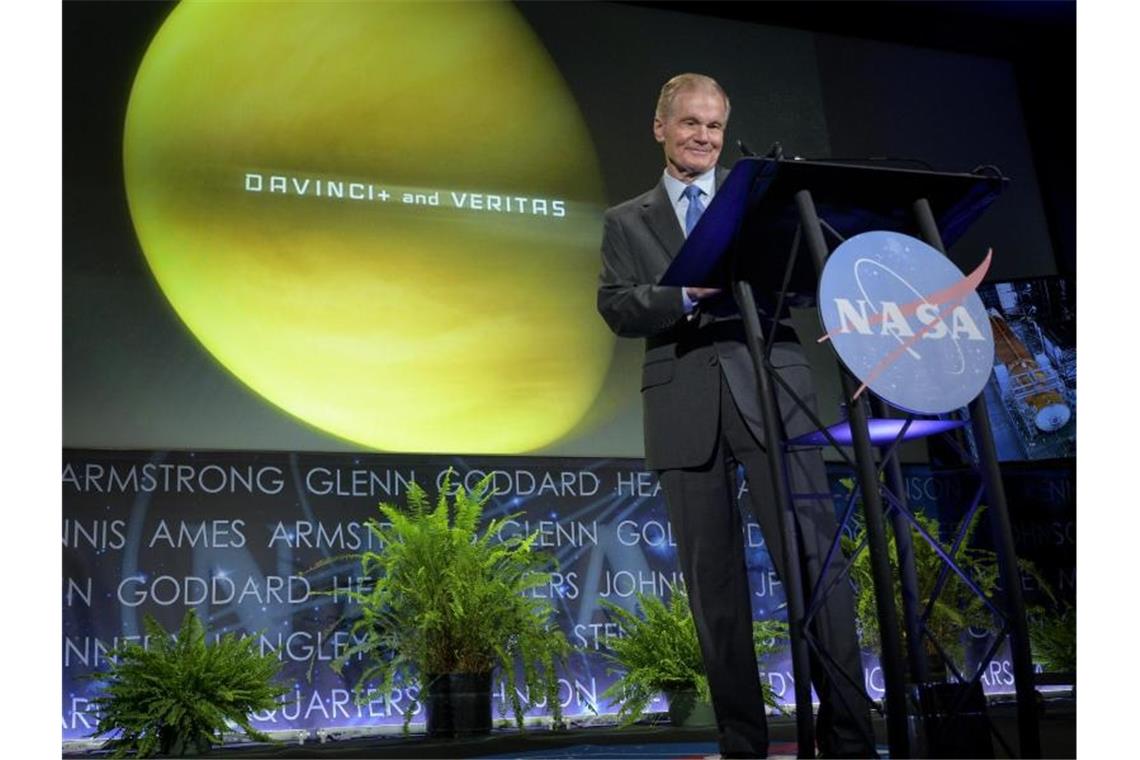 Laut Nasa-Administrator Bill Nelson sollen „DaVinci+“ und „Veritas“ zwischen 2028 und 2030 starten. Foto: Bill Ingalls/NASA/AP/dpa