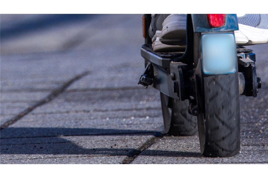 Betrunkene Mutter fährt mit Kind auf E-Scooter