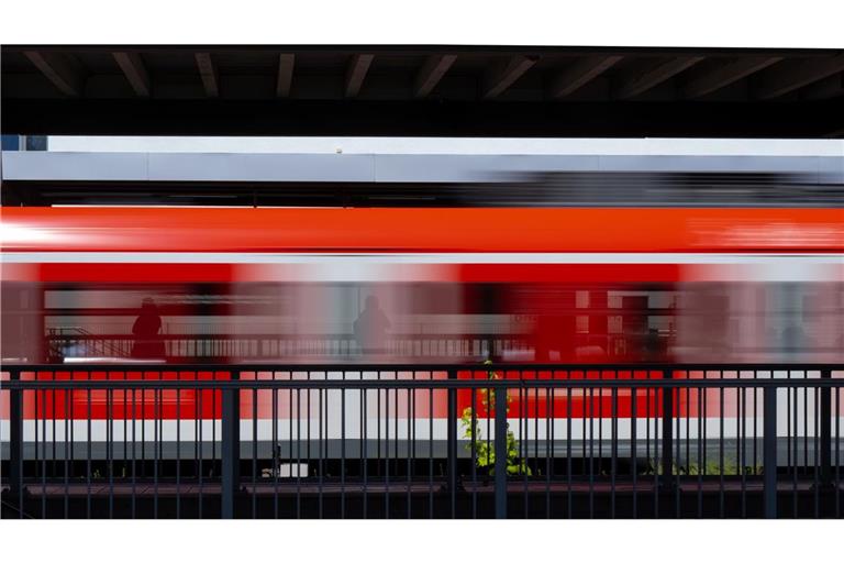 Laut Polizei habe der Mann die Bahn nicht bemerkt