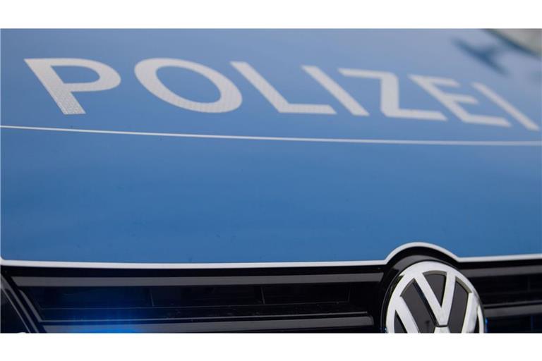 Laut Polizei hat die 15-Jährige den Wagen mit einem Fön in Brand gesetzt. (Symbolbild)