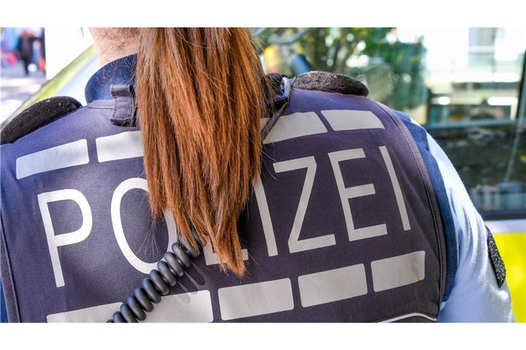 Laut Polizei ist der Fahrer aufgrund der Wucht des Unfalls in dem Auto eingeklemmt worden (Symbolfoto).