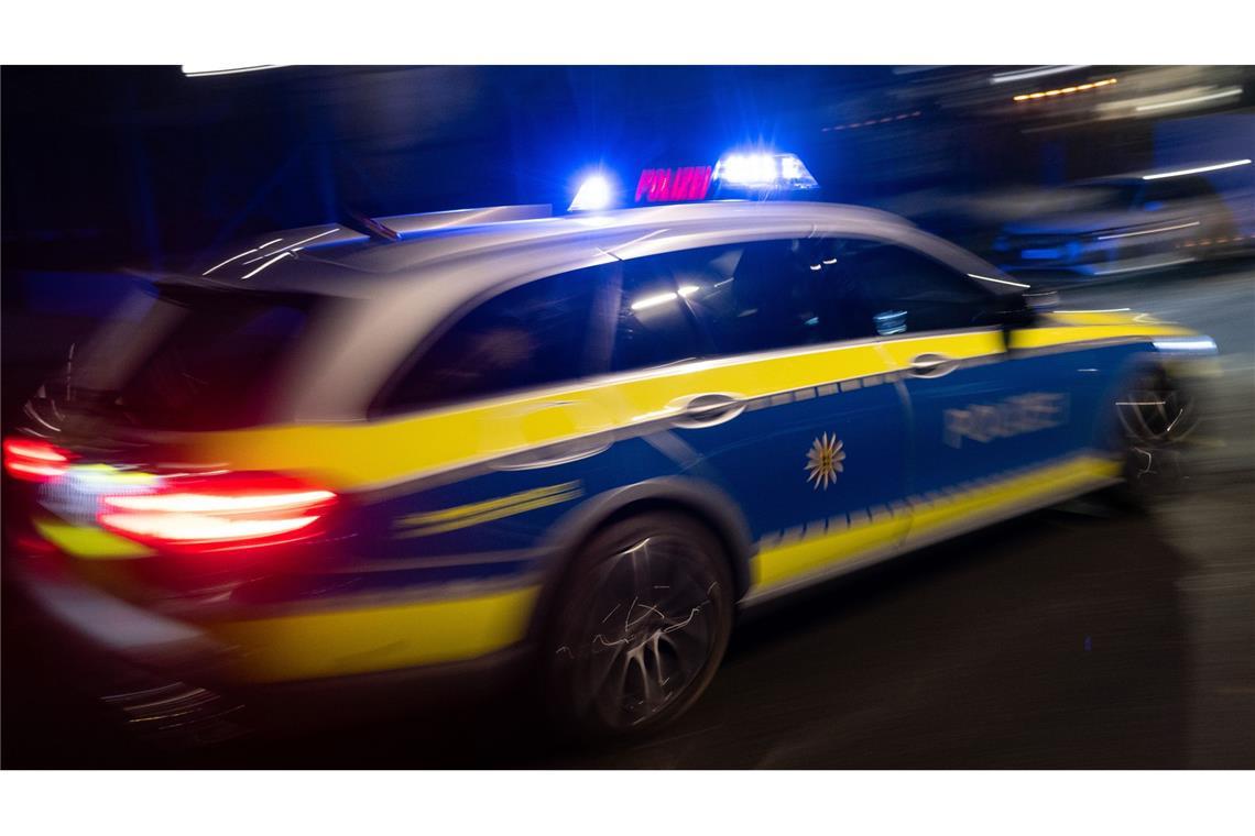 Laut Polizei ist ein Mensch auf der A81 bei einem Unfall ums Leben gekommen.