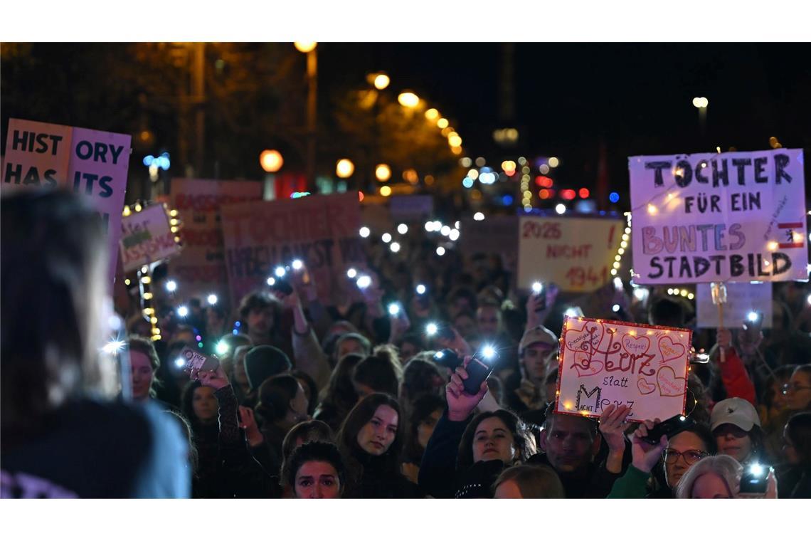 Laut Polizei kamen rund 2.000 Menschen zu der Demonstration.