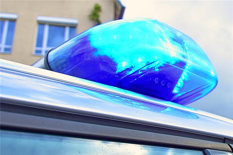 Unfall mit mehreren Fahrzeugen Laut Polizei mussten alle drei Autos abgeschleppt werden. Symbolfoto: Tobias Sellmaier