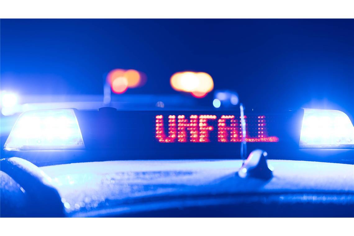 Ermittlung nach tödlichem Unfall: zu viele Insassen im Auto Laut Polizei saßen mehr Menschen als erlaubt in dem Unfallfahrzeug. (Symbolbild)