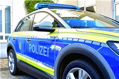 Laut Polizei sind ein Lkw und ein Pkw zusammengestoßen. Symbolfoto: Tobias Selllmaier
