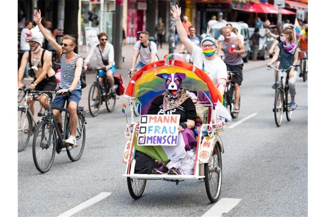 Mehr als 2000 Menschen radeln bei CSD in Hamburg mit Laut Polizei verlief die Fahrraddemo ruhig. Foto: Daniel Reinhardt/dpa