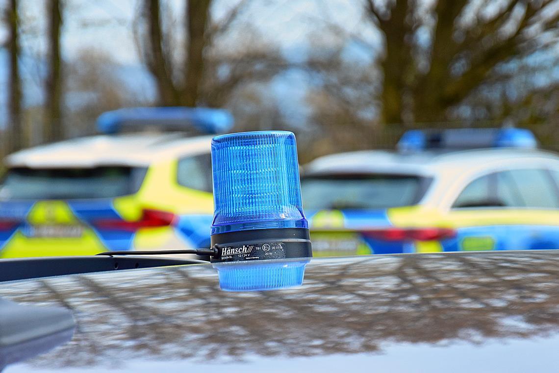 Laut Polizei wird der Mann nur leicht verletzt. Symbolfoto: Tobias Sellmaier