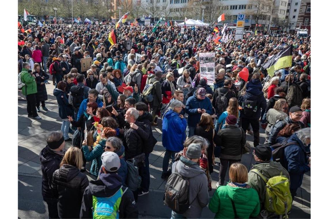 Zoff nach ausgeuferter „Querdenken“-Demo Laut Polizei wurden die Auflagen der Stadt von den Demonstranten größtenteils nicht eingehalten. Foto: Christoph Schmidt/dpa