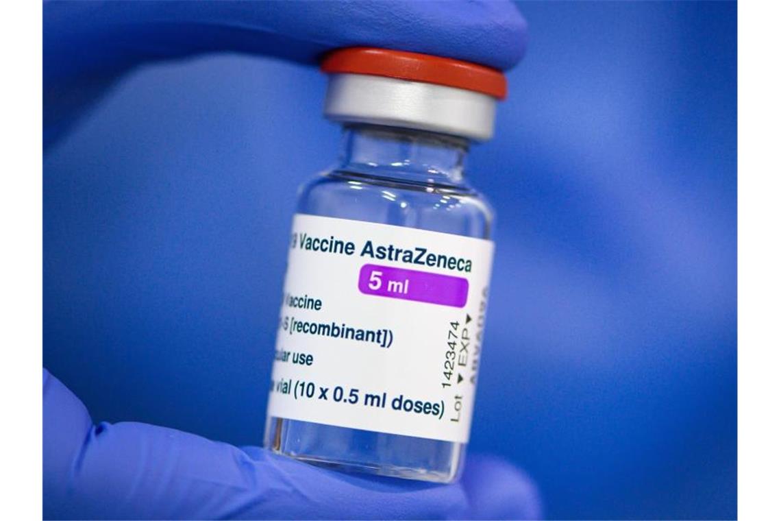 Astrazeneca-Impfstoff wird freigegeben Laut Robert Koch-Institut wurden inzwischen 6,3 Millionen Astrazeneca-Dosen geimpft - von 9,3 Millionen Dosen, die nach Angaben des Bundesgesundheitsministeriums an Länder und Großhändler gingen. Foto: Robert Michael/dpa-Zentralbild/dpa