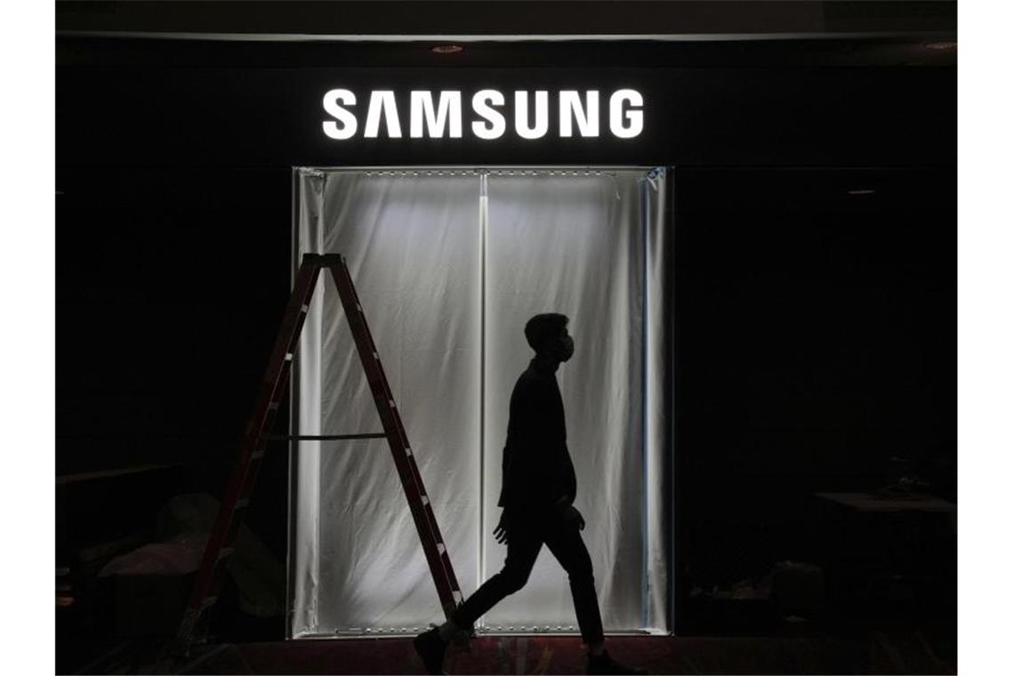 Samsung erwartet kräftige Zuwächse Laut Samsung wird der Gewinn aus den Kerngeschäften voraussichtlich etwa 10,2 Milliarden Eurobetragen. Foto: Joe Buglewicz/AP/dpa