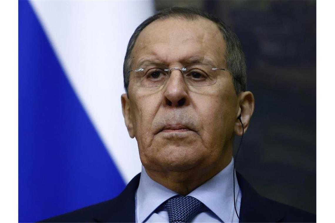 Moskau: Baerbock für Friedensgespräche im Ukraine-Konflikt Laut Sergej Lawrow wartet Russland auf schriftliche Vorschläge aus dem Westen. Foto: Maxim Shemetov/Pool Reuters/AP/dpa