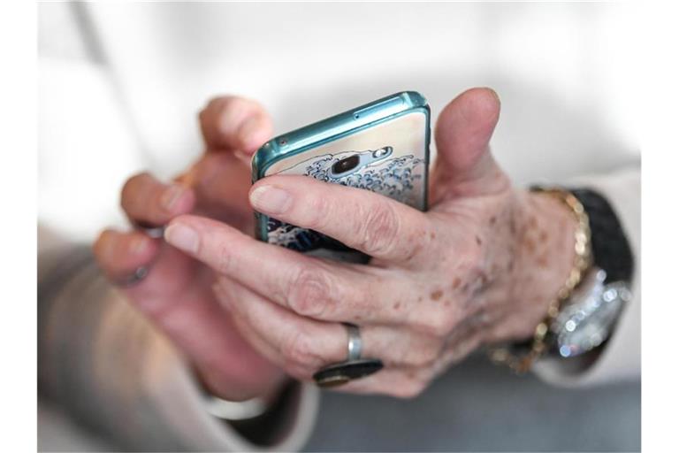 Laut Studie ist die Quote der Smartphone-Verweigerer höher, je älter sie sind. Foto: Jens Kalaene/dpa