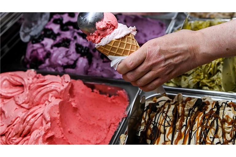 Laut Umfrage bestellen die meisten Verbraucher in Deutschland zwei bis drei Kugeln in der Eisdiele.