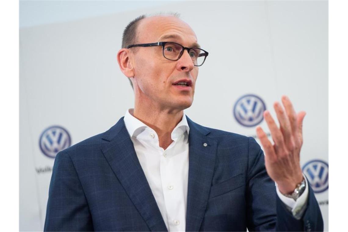 Einstellungsstopp: VW muss stärker sparen Laut VW-Markenchef Brandstätter muss Volkswagen trotz hoher Gewinne im vergangenen Jahr vorsichtig sein. Foto: Christophe Gateau/dpa