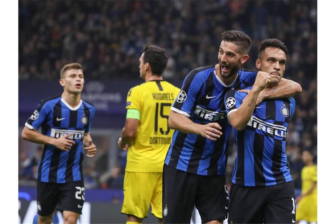 Lautaro Martinez (r) und Roberto Gagliardini feiern den Heimsieg gegen den BVB. Foto: Jonathan Moscrop/CSM via ZUMA Wire/dpa