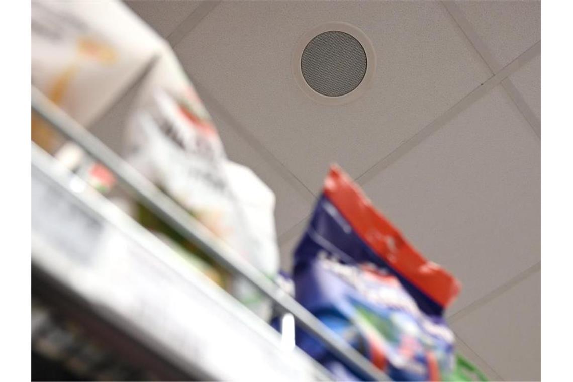 Erneute Warnstreiks im Einzelhandel am Freitag Lautsprecher sind in einem Supermarkt der Einzelhandelskette Rewe in die Decke eingelassen. Foto: Henning Kaiser/Archivbild