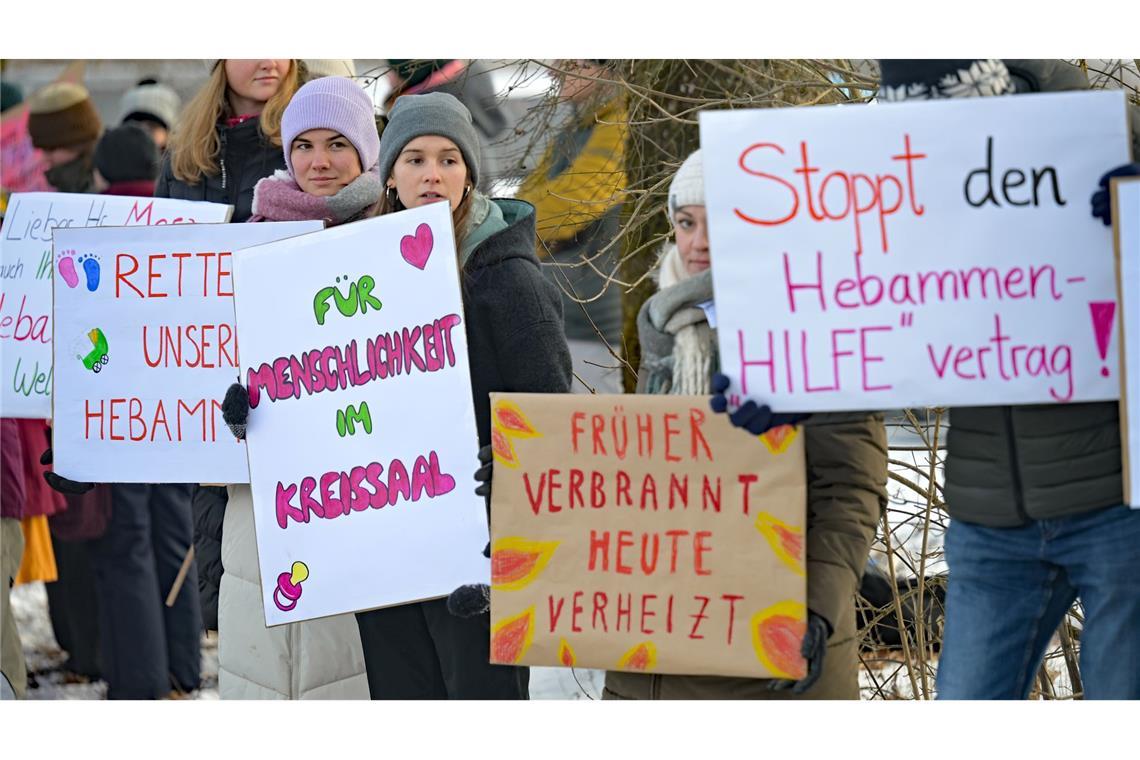 Lautstark machten viele Menschen vor dem Tagungsgelände am Kloster Seeon ihrem Unmut Luft - aus ganz unterschiedlichen Gründen.