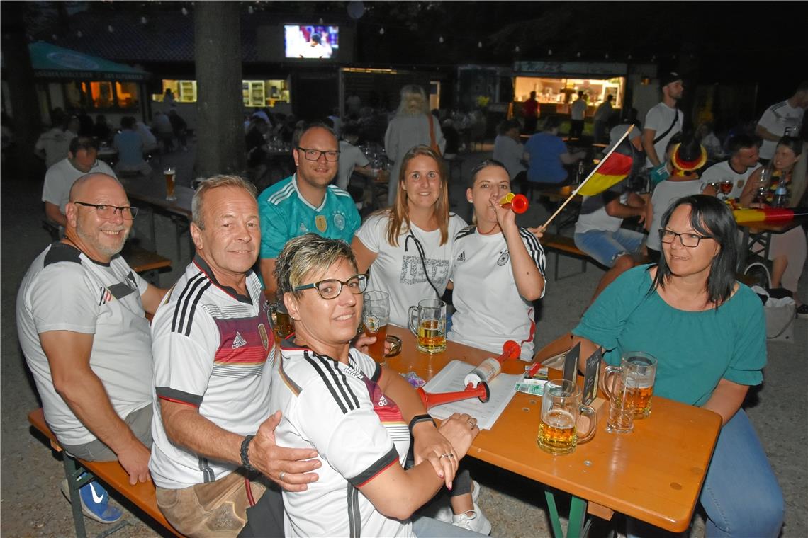 Lautstarke Unterstützung bei kühlen Getränken, Public Viewing im Waldheim beim E...