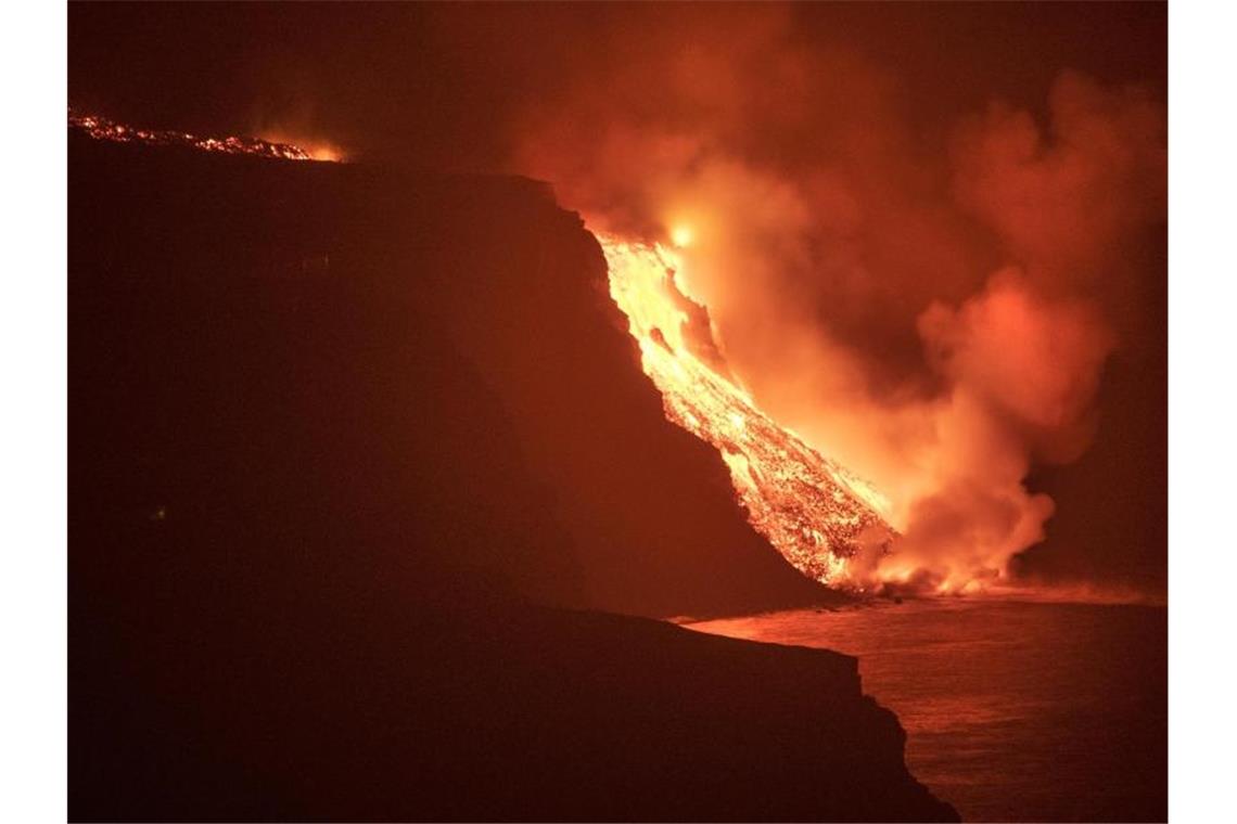 Lava aus dem Vulkan auf der Kanarischen Insel La Palma erreicht das Meer. Foto: Saul Santos/AP/dpa