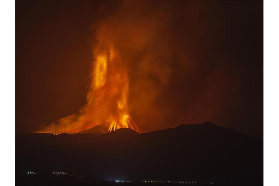 Lava bricht aus einem Krater des Vulkans Ätna, des größten aktiven Vulkans in Europa. Foto: Salvatore Allegra/AP/dpa