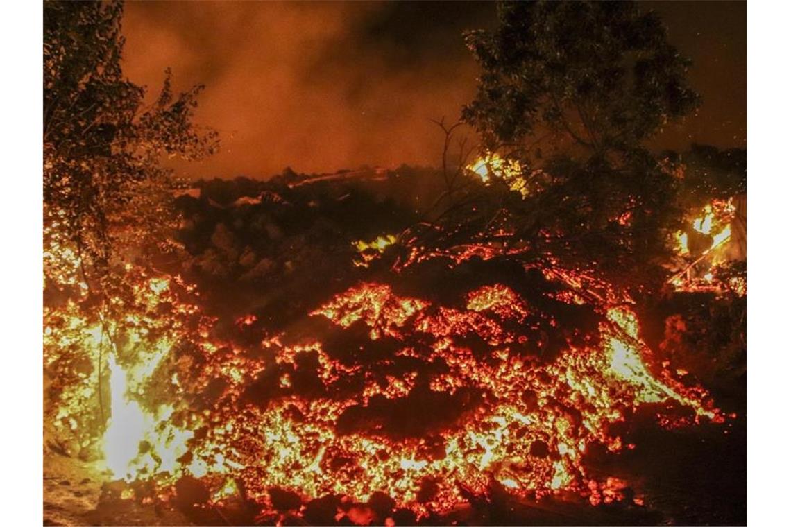 Lavastrom stoppt kurz vor afrikanischer Großstadt Lava des Mount Nyiragongo am Stadtrand von Goma. Foto: Justin Kabumba/AP/dpa