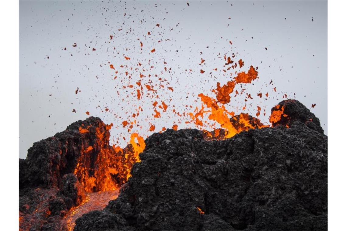 „Klein und schön“: Island bleibt bei Vulkanausbruch gelassen Lava fließt auf der Reykjanes-Halbinsel im Südwesten Islands aus dem Vulkan Fagradalsfjall. Foto: Marco Di Marco/AP/dpa