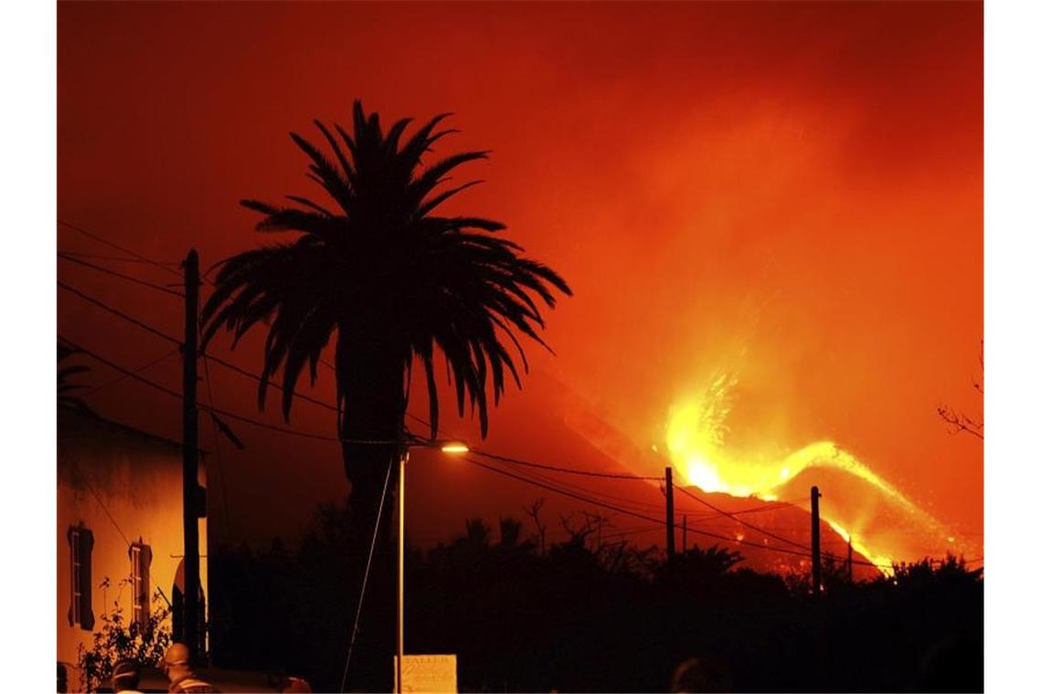 Lava fließt aus dem Vulkan Cumbre Vieja auf der Kanareninsel La Palma. Foto: Daniel Roca/AP/dpa