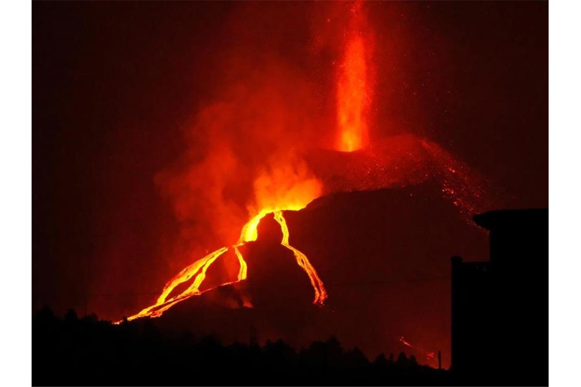 Lava fließt aus dem Vulkan Cumbre Vieja beim Ausbruch auf La Palma - nun erreicht Deutschland eine Vulkanwolke. Foto: Europa Press/EUROPA PRESS/dpa