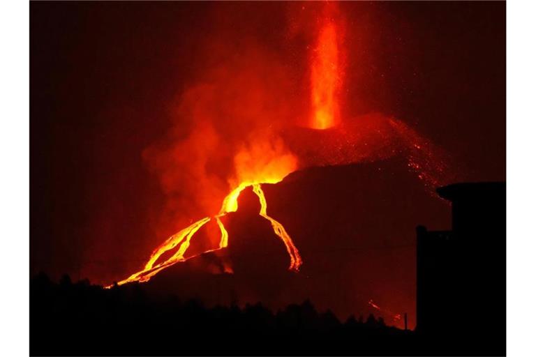 Lava fließt aus dem Vulkan Cumbre Vieja. Foto: Europa Press/EUROPA PRESS/dpa