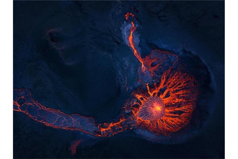 Lava fließt aus dem Vulkan Fagradalsfjall auf der Halbinsel Reykjanes im Südwesten Islands. Foto: Miguel Morenatti/AP/dpa