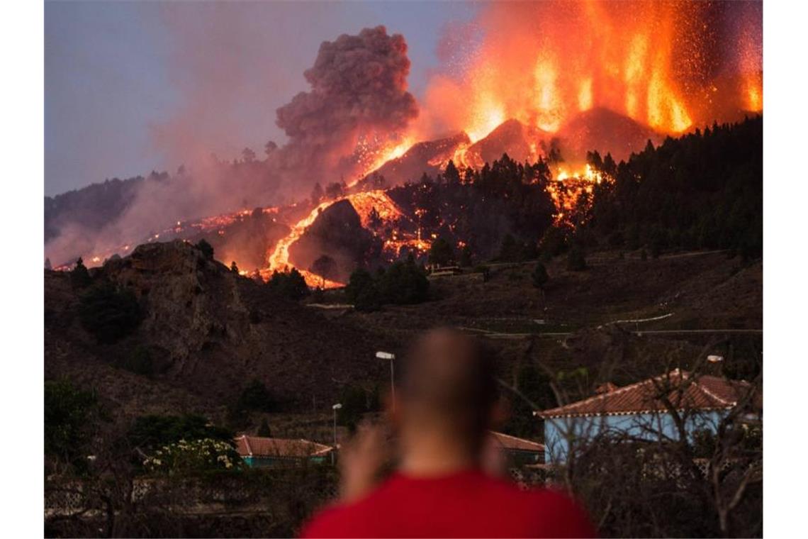 Vulkanausbruch auf Kanaren: Tausende Menschen auf der Flucht Lava läuft aus dem Vulkan auf La Palma. Foto: Arturo Jimenez/dpa