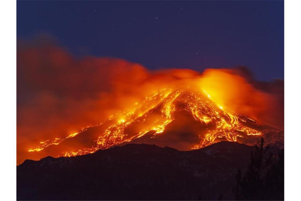 Naturschauspiel Ätna: „Als ob eine Bombe explodiert“ Lava sprudelt aus dem Vulkan Ätna. Foto: Salvatore Allegra/AP/dpa