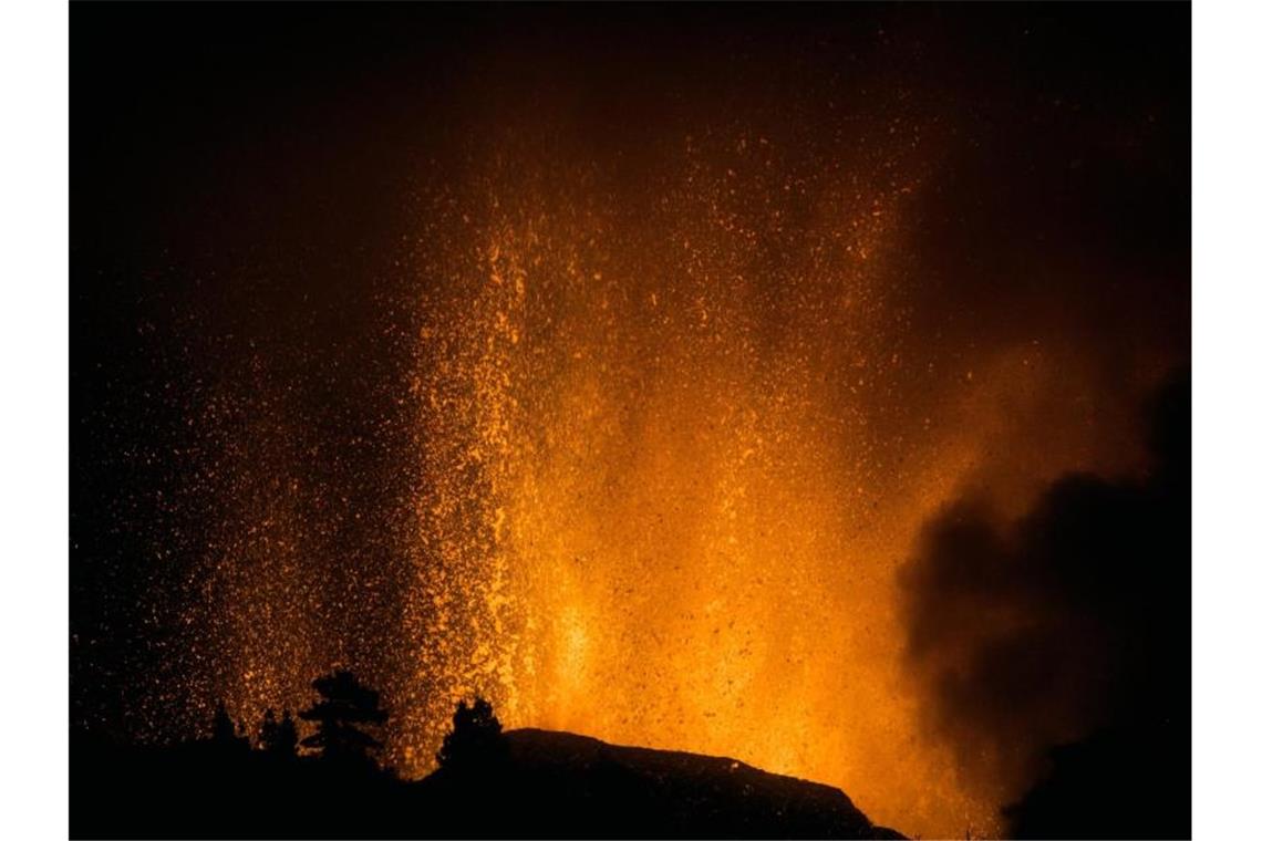 Lava wird in den Himmel geschleudert. Foto: Jonathan Rodriguez/AP/dpa