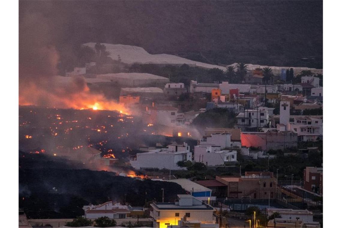 Lavaströme aus dem Vulkan zerstören Häuser im Viertel La Laguna auf der Kanareninsel La Palma. Foto: Saul Santos/AP/dpa