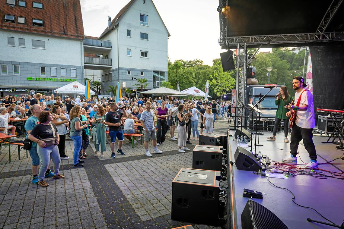 Der Live-Blog zum 53. Backnanger Straßenfest: Mit dem Zapfenstreich klingt das Fest aus Lay Down Layla spielen im Biegel. Foto: Alexander Becher