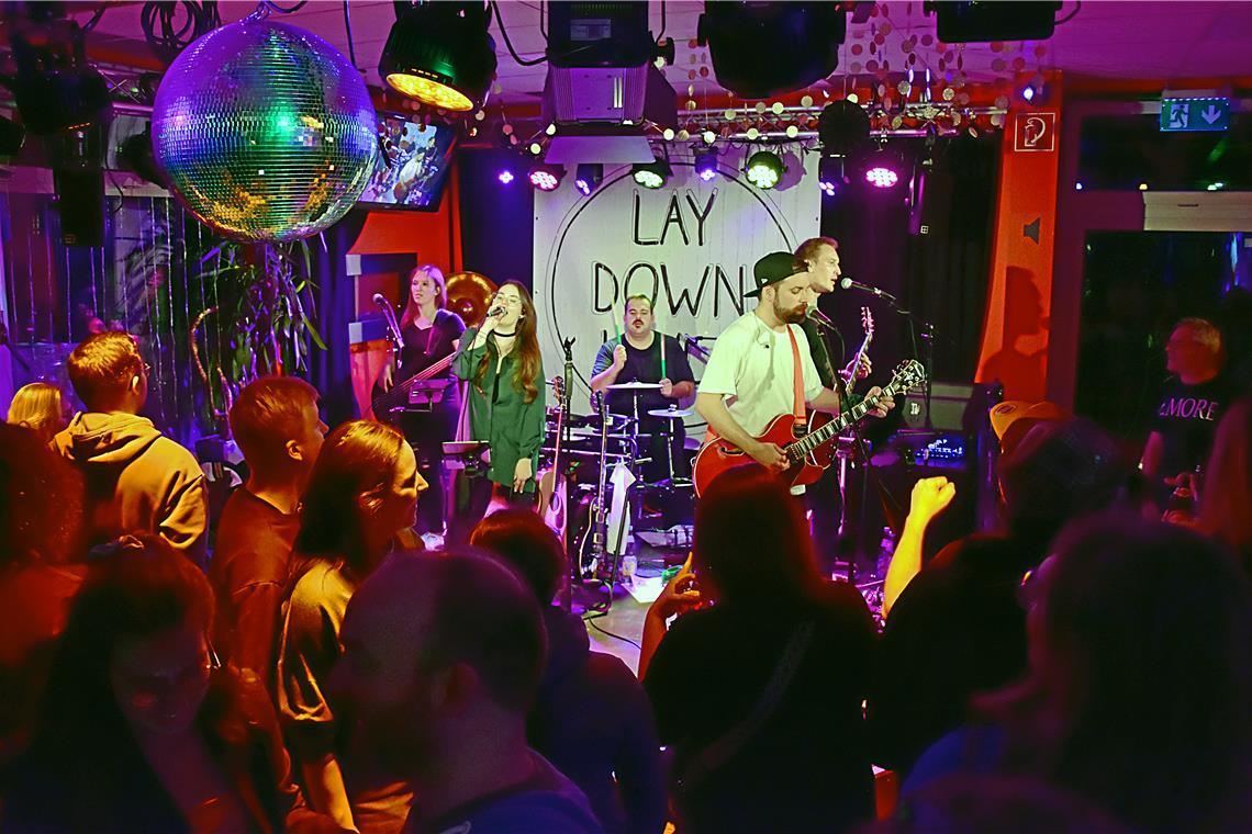„Lay Down Layla“ spielte im Wohnzimmer. Fotos: Tobias Sellmaier