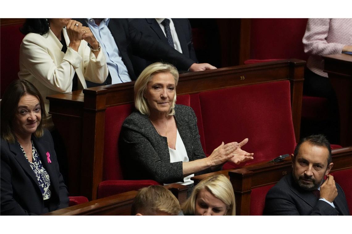 Le Pens rechtsnationale Partei hat einen Misstrauensantrag gegen die neue Regierung gestellt.