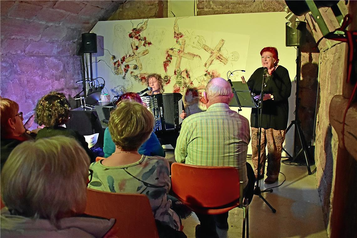 Lea Butsch (rechts) und Sonja Michler bieten Poesie und Musik.