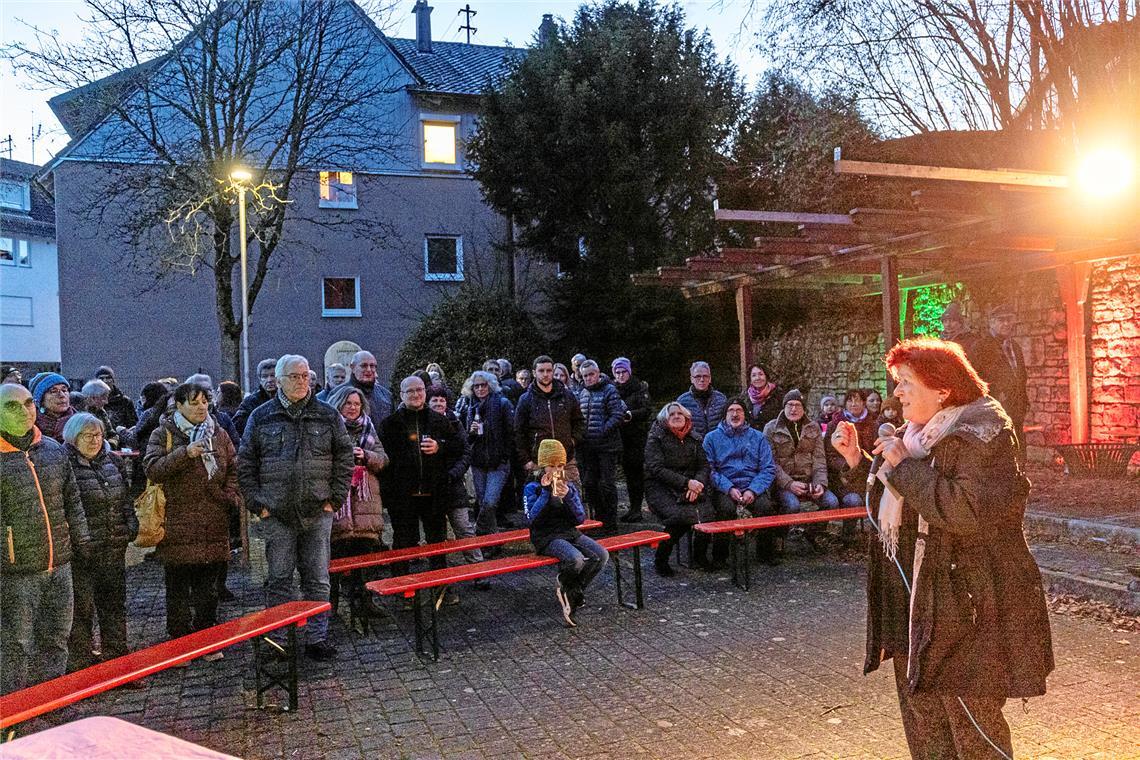 Lea Butsch vom Rietenauer Heimat- und Kulturverein eröffnet das Kulturfeuer am Sonntagnachmittag auf dem Dorfplatz.
