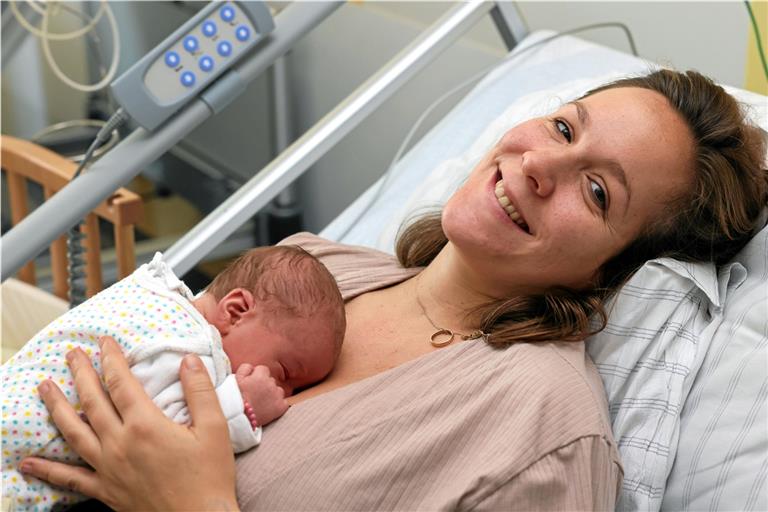 Lea Klinke mit ihrer frisch geborenen Tochter Marta Johanna. Foto: Gabriel Habermann