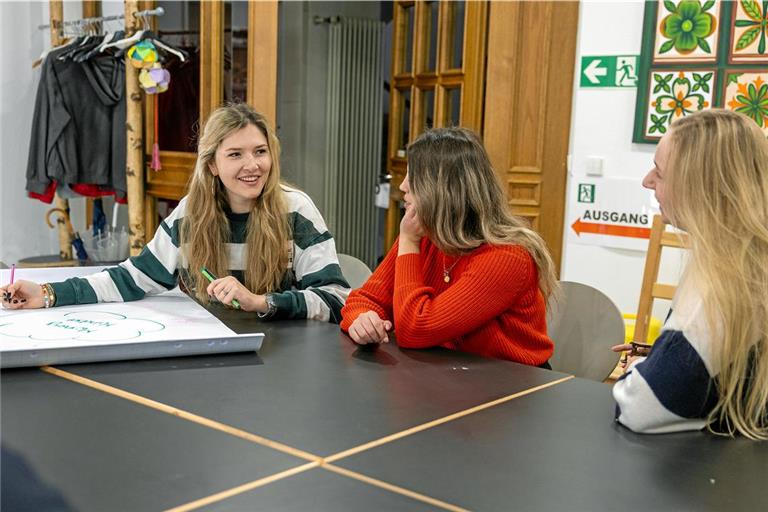 Lea Rupp (links) leitet den Kurs „Money Mindset“ und organisiert die Treffen und Kursinhalte. Foto: Alexander Becher