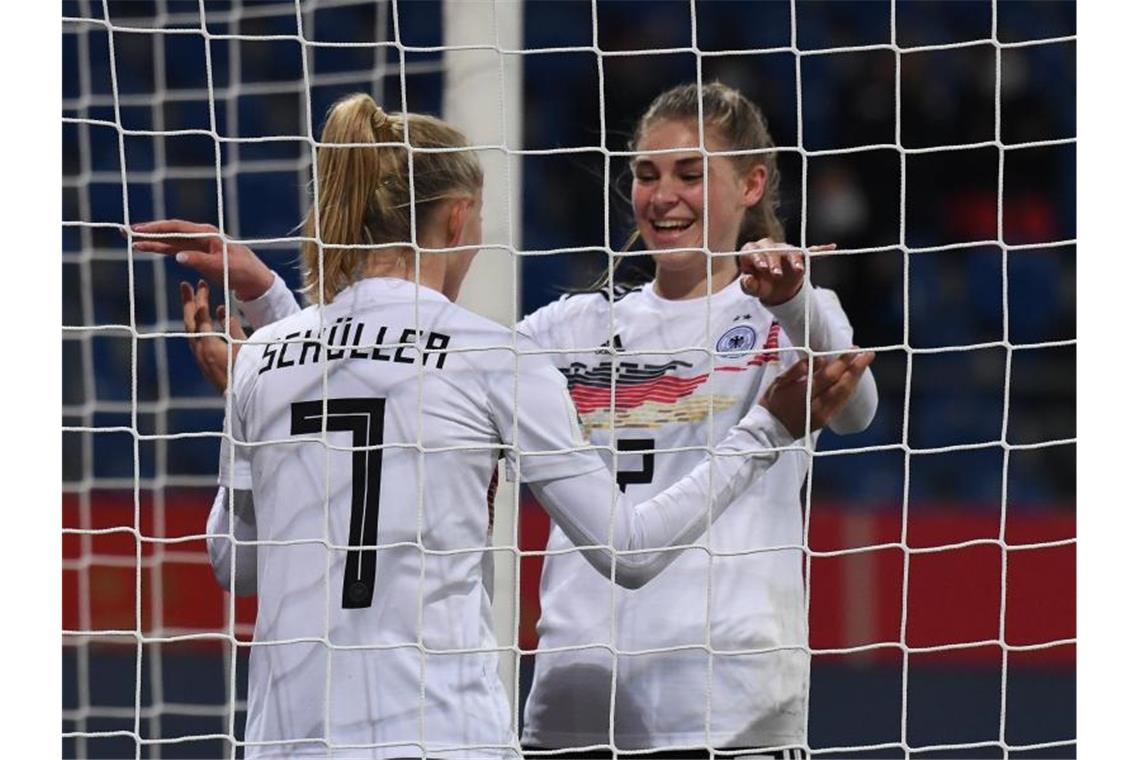 Bundestrainerin schwärmt von Stürmerinnen Schüller und Brand Lea Schüller (l) jubelt nach ihrem Tor zum 5:0 mit Jule Brand. Foto: Swen Pförtner/dpa