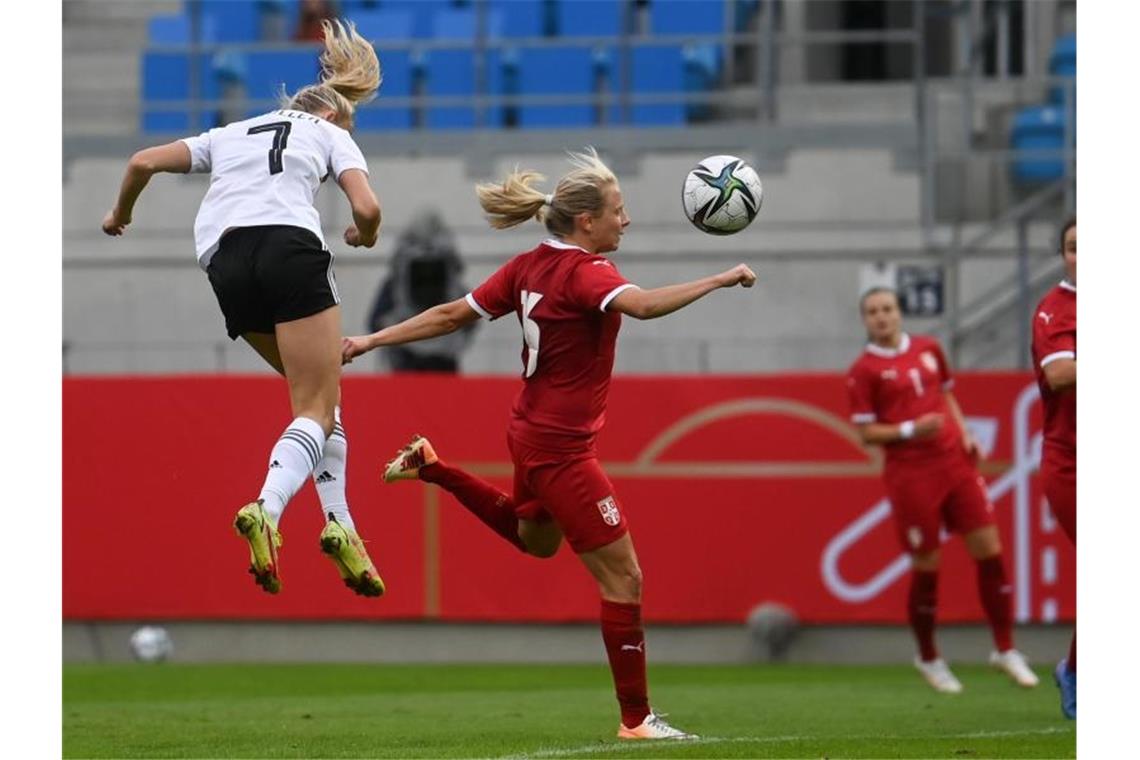 Lea Schüller (l) trifft neben Serbiens Sara Pavlovic zur 2:1-Führung. Es ist ihr zweites von insgesamt vier Toren. Foto: Hendrik Schmidt/dpa-Zentralbild/ZB