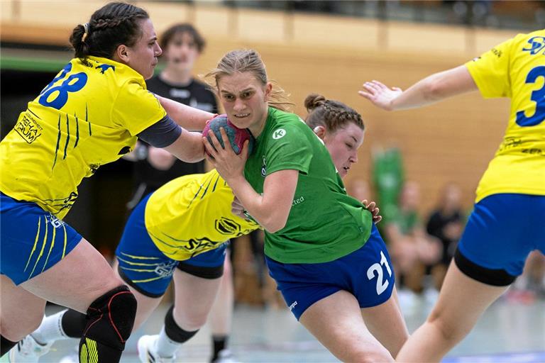 Lea Soffel (in Grün) und der HCOB starten heute Abend um 20 Uhr in Großbottwar in die neue Saison. Foto: Alexander Becher