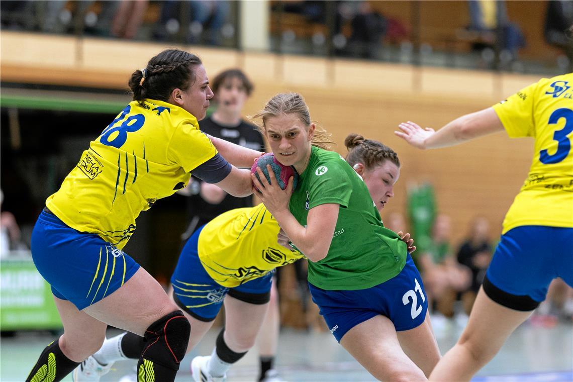 Im Titelrennen einen Rückschlag erlitten Lea Soffel und die HCOB-Handballerinnen werden vom SV Leonberg/Eltingen letztlich unsanft ausgebremst. Foto: Alexander Becher